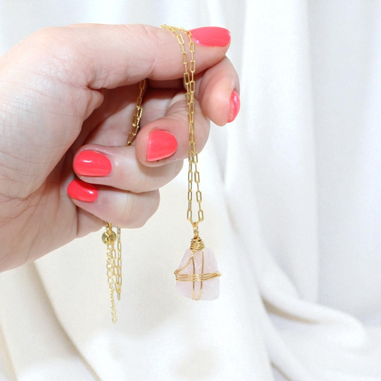 Rose quartz crystal Gold necklace. Free express shipping. Buy crystal jewellery online from ASH&STONE Auckland crystal shop.  AfterPay available.
